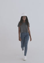 Cargar y reproducir el video en el visor de la galería, Flat Bill Cap Yupoong 6007.mp4
