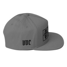 Cargar imagen en el visor de la galería, VDC b Flat Bill Cap
